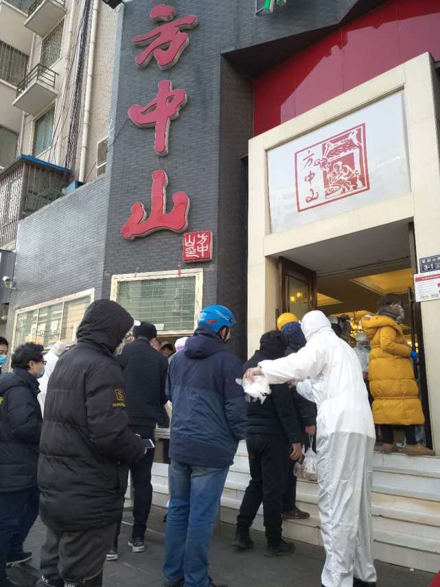 郑州街头老牌胡辣汤店复工：只准外带不能堂食，门口五六十人排队