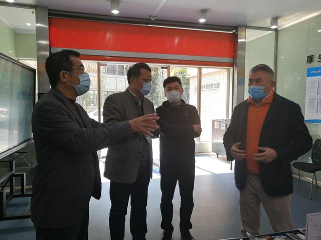 曾仑(右二)陪同市人大副主任周建军到香雪制药厂调研防疫工作