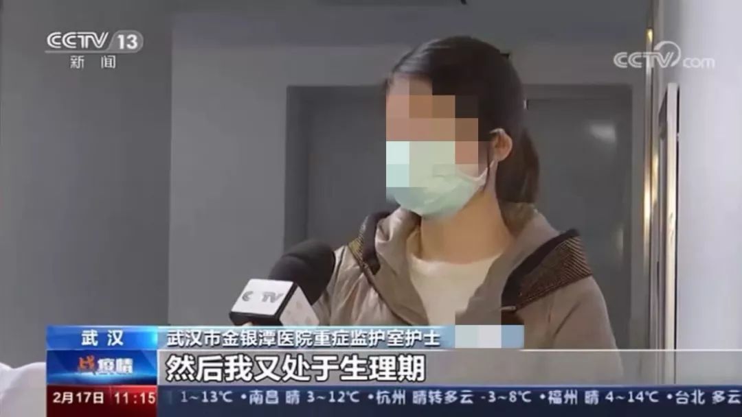 纪录片《初潮》中有一幕,生理课老师将所有女孩集中在一个教室里,为