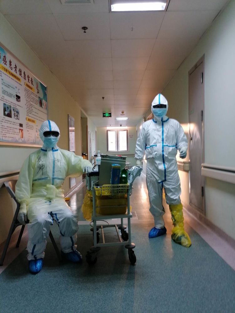 一线防疫医生在武汉是如何做好自身防护和救治病人的