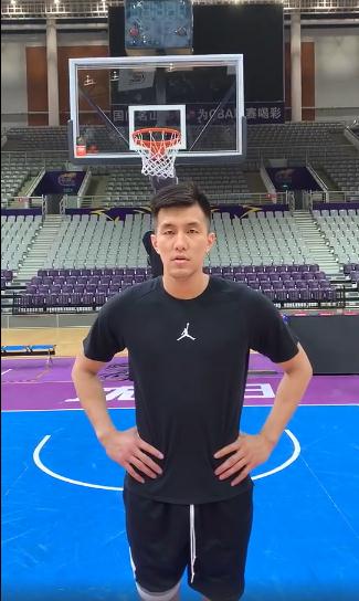 原创郭艾伦叉腰姿势帅气胳膊又粗一圈韩德君新发型亮眼戴眼镜憨厚