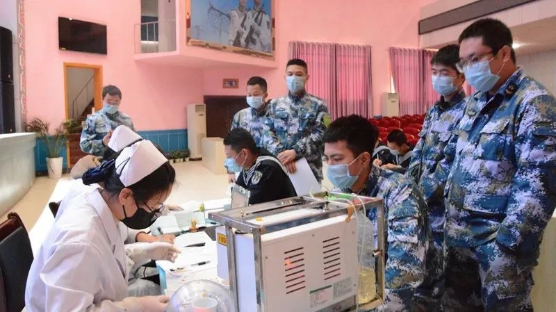 军民一家亲,92665部队77名官兵踊跃献血助力抗疫