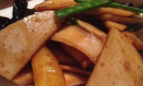 鸡腿菇是什么样的图片 ba82d5851e5f49aabbfb93588a3f75da.png