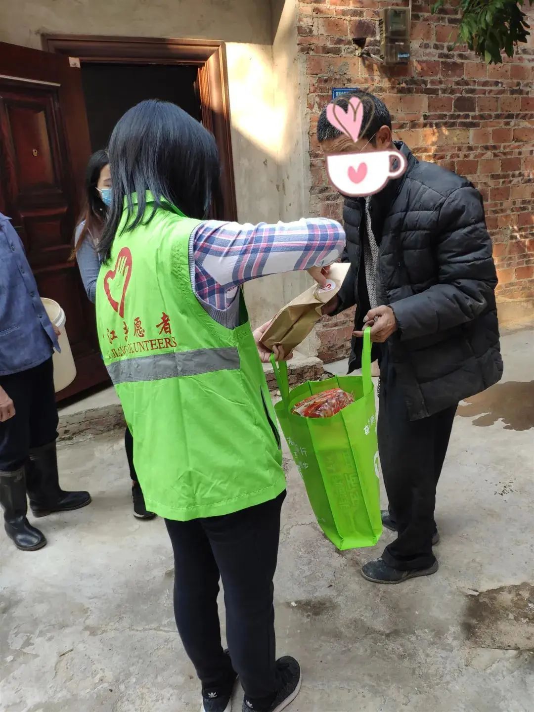老人口罩桶_老人戴口罩(3)