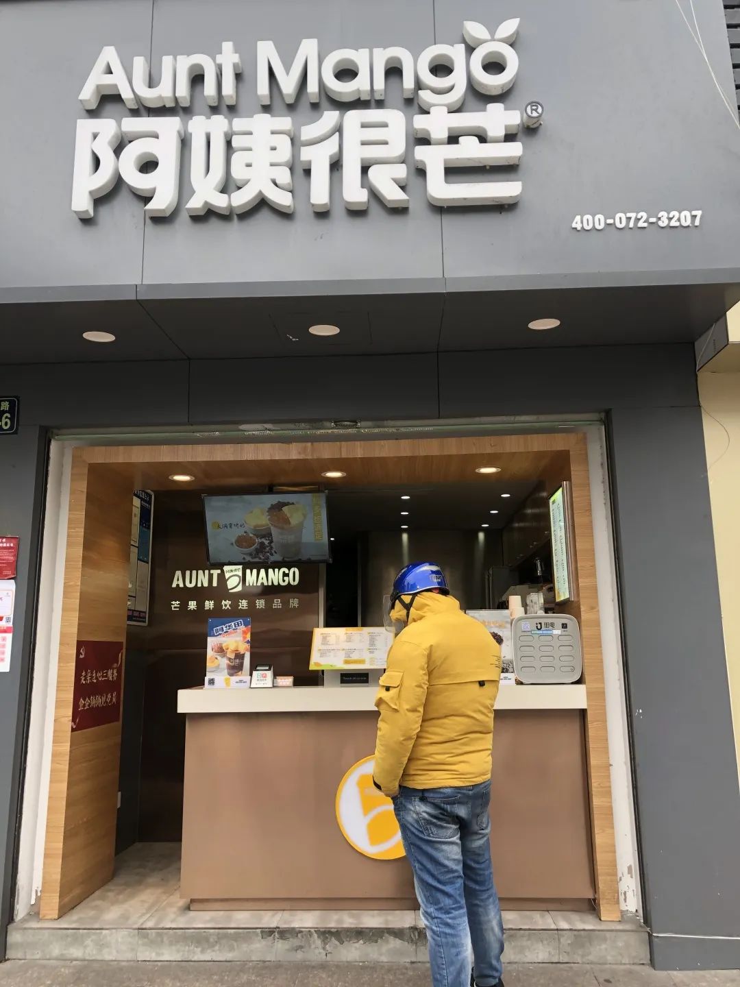 疫情中营业的奶茶店,生意好吗?我们采访了十几位老板