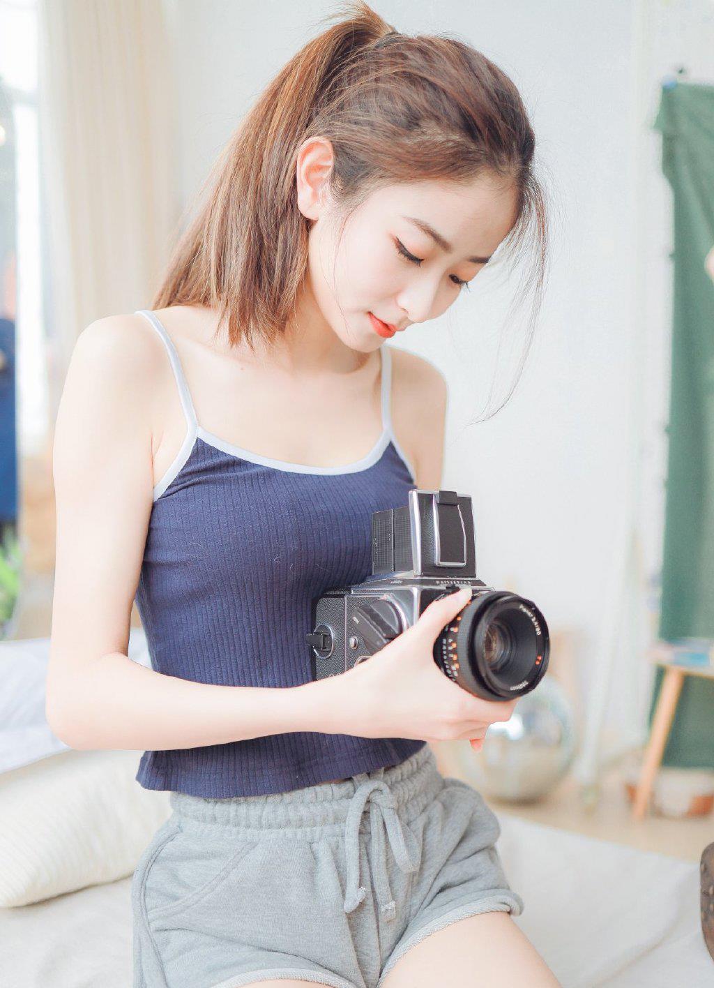 蓝色泳衣美女吊带低胸性感写真