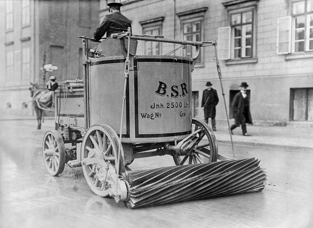 1/ 12 1895年托马斯爱迪生和他的第一辆电动车.