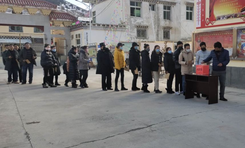 类乌齐县各族干部群众爱心捐款助力抗击疫情