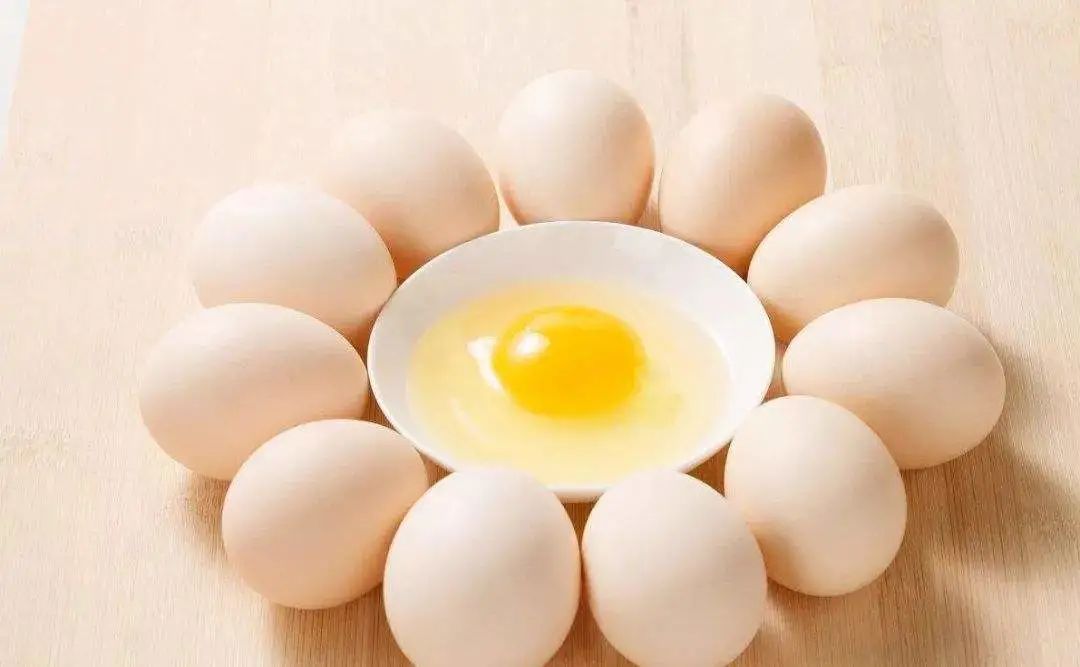蛋类营养丰富,储藏期稍长,可以储存一些鲜蛋食用.每日1-2个鸡蛋.
