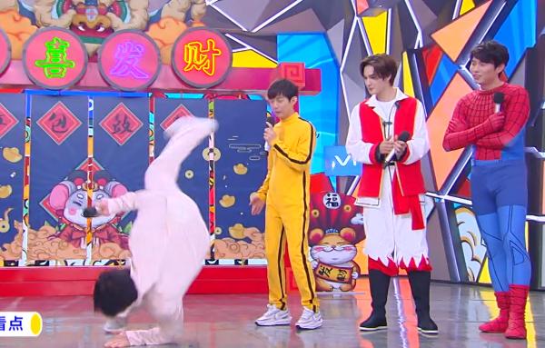 成龙,杨洋,朱正廷现身快乐大本营,高难动作让快乐家族