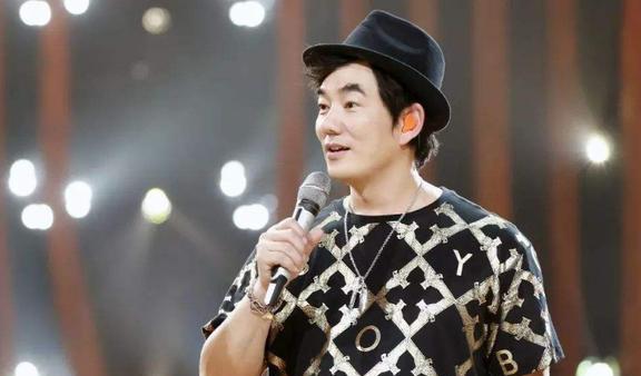 首先是任贤齐。任贤齐最受欢迎的一首歌大概是《心太软》，受欢迎到什么