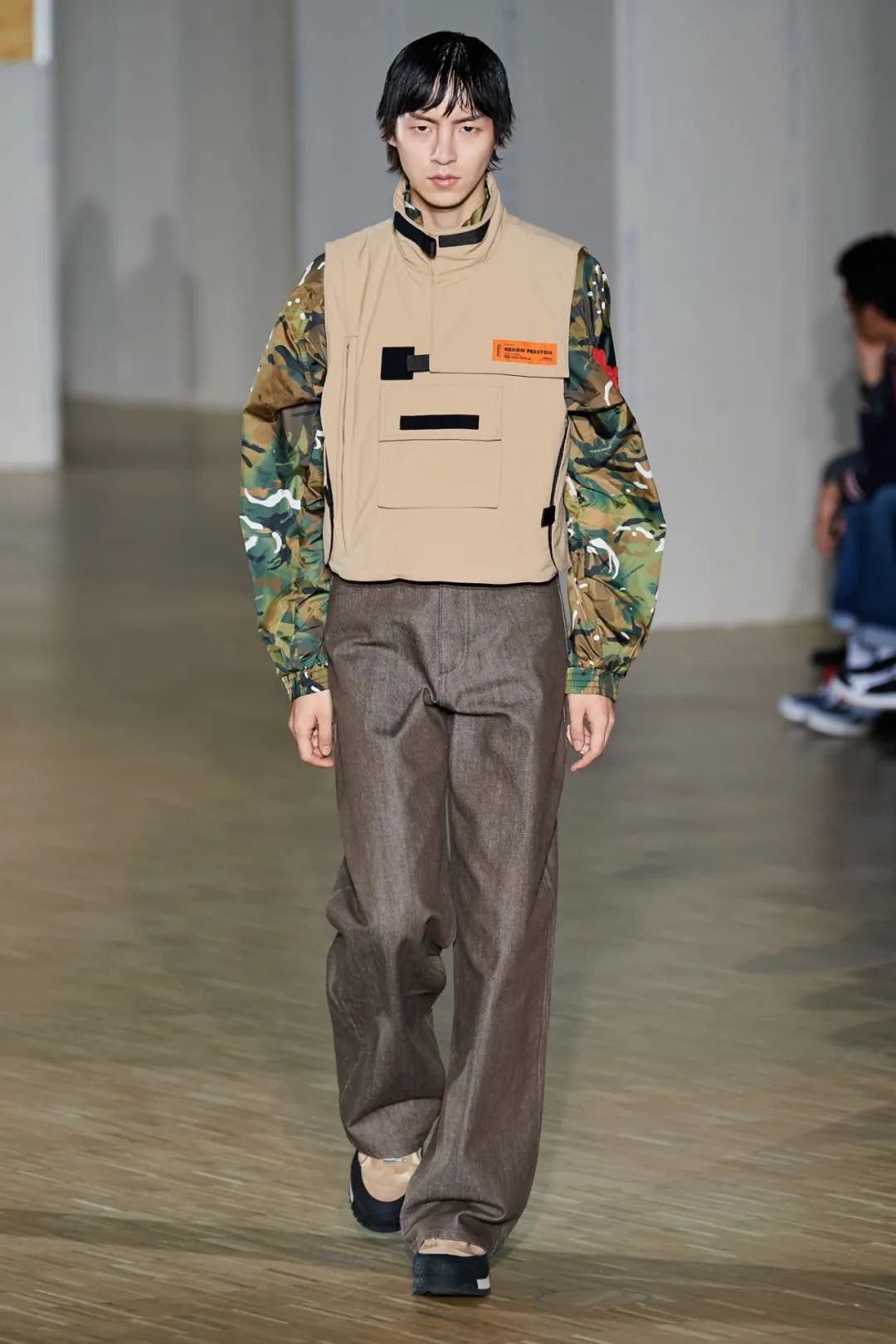 「层搭」还是日本设计师最为拿手 — 精选 10 款马甲单品