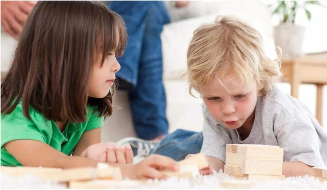 家长急于让他配合治疗,于是用奖励来