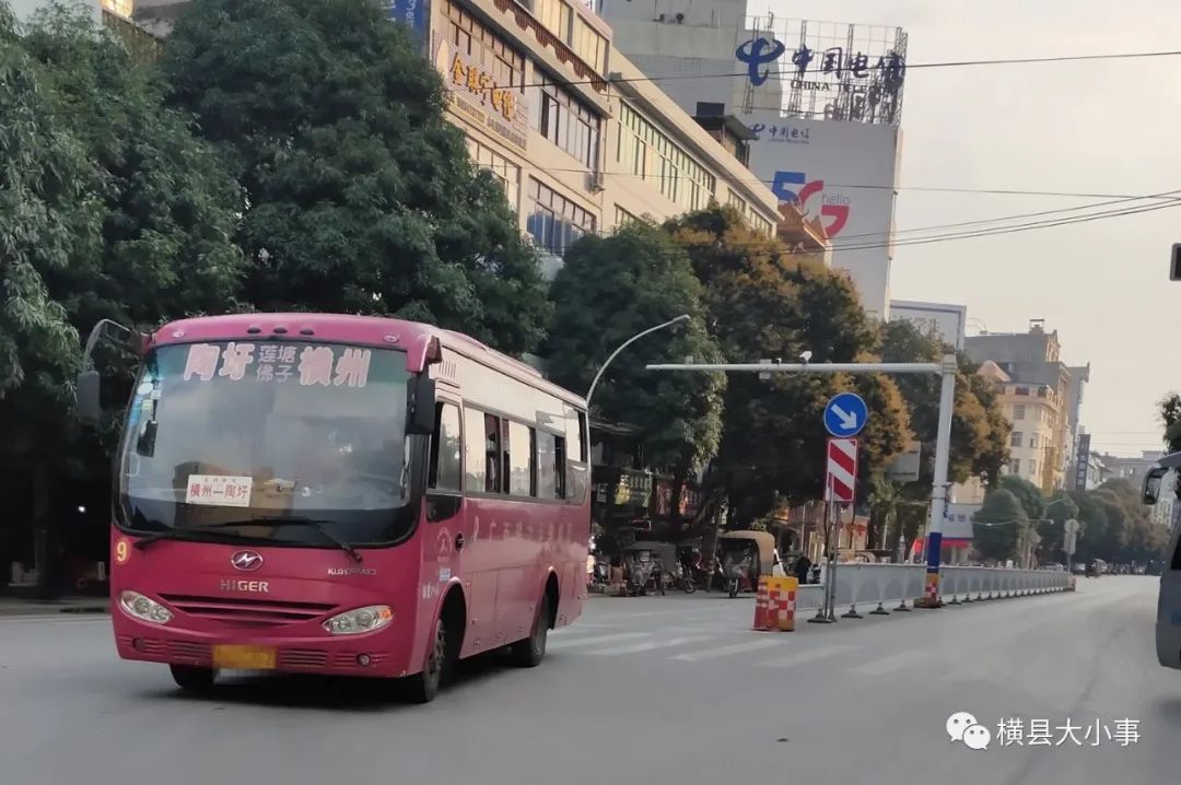 横县交通真恢复了!见中巴车,公交车在路上了