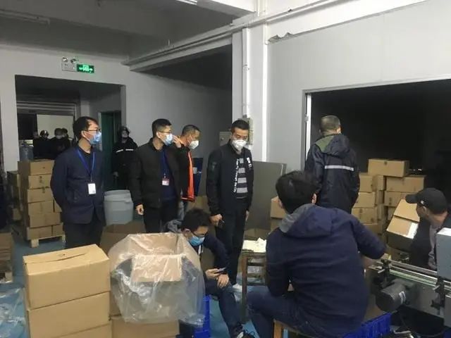 就在榄核!一工厂深夜生产伪劣防疫消毒品