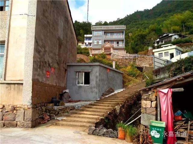 分钟路程许,到达大嶂村上山陡峭古道起点位于永嘉县乌牛镇大嶂山山脚