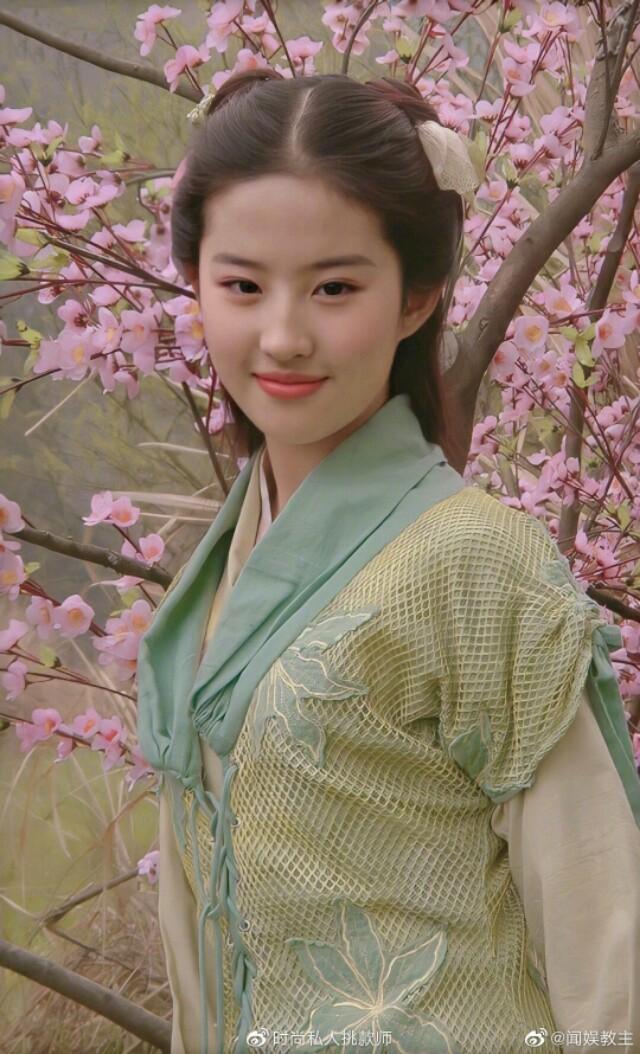 赵灵儿时期16岁的刘亦菲,现在看依然又仙又美!你感觉