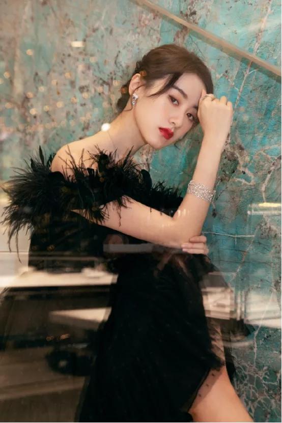 袁冰妍黑色皮裤穿出轻熟感凸显小鸟腿网友丫头要爆发了