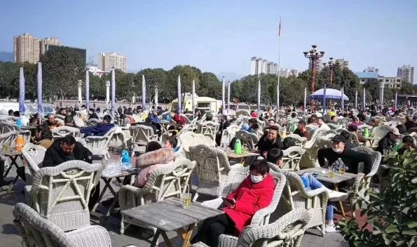 四川广元市民摘口罩扎堆喝茶,多名公职人员被追责