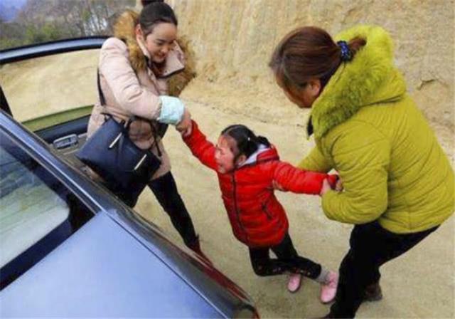 父母背井离乡复工,趁孩子睡着偷偷离开,孩子的哭声让人心痛