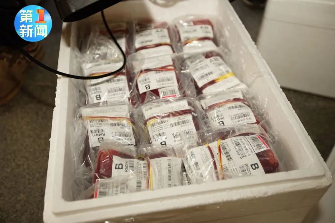 按照一人平均每次献血200毫升计算 保温箱里的一袋袋鲜血  我们不