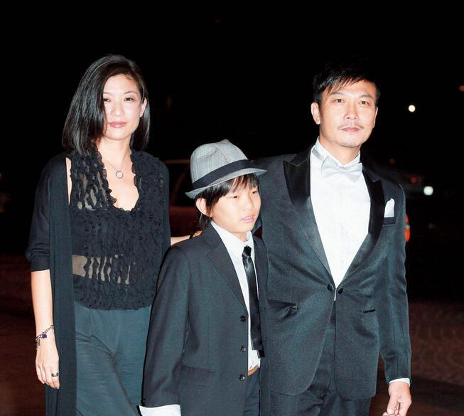 2001年,钱小豪与第二任妻子丘倩鸣结婚.2002年1月,儿子钱颖德出生.