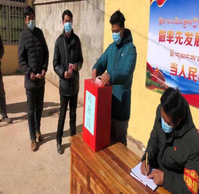类乌齐县各族干部群众爱心捐款助力抗击疫情