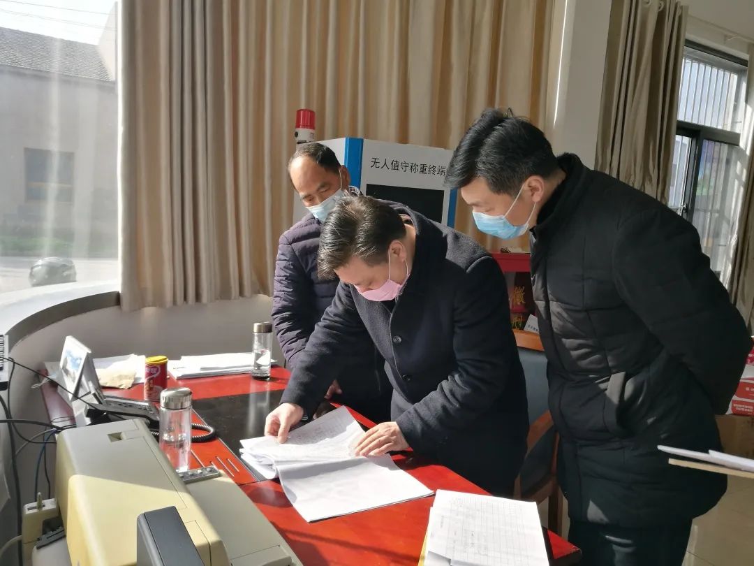 随后,沈国俊一行在管文斌,周桂富等镇领导的陪同下对相关企业疫情防控