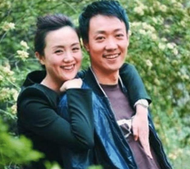 47岁辛柏青,与大学同学朱媛媛低调结婚26年,如今爱情