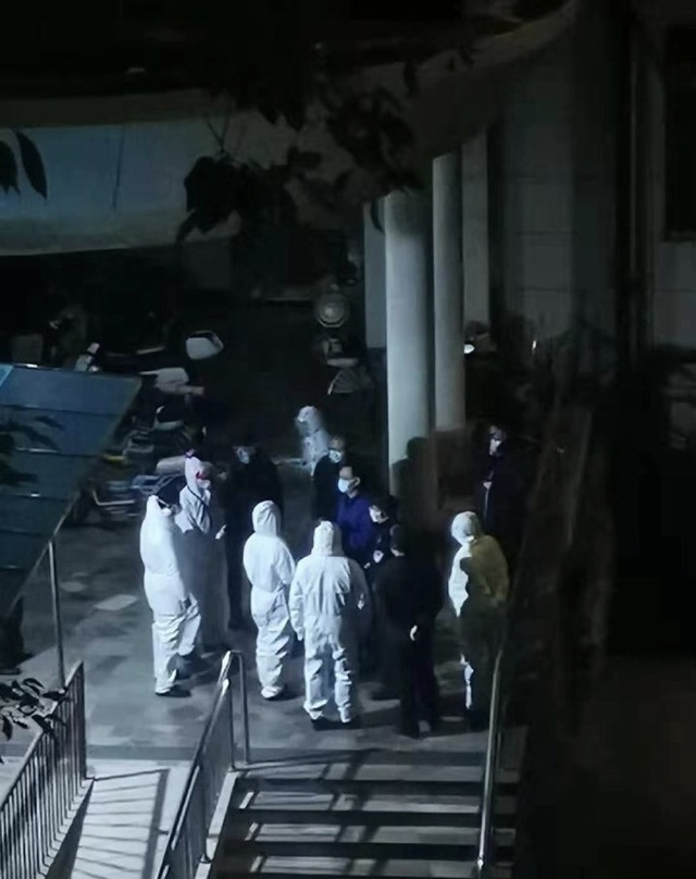 闭门5小时不配合集中隔离的退休副厅长受处分，还被曝违规多占房