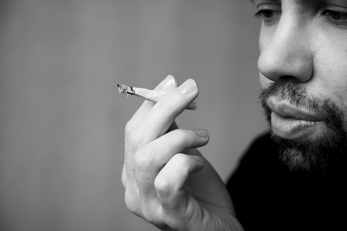 抽烟排名_动漫头像男生抽烟图片(2)