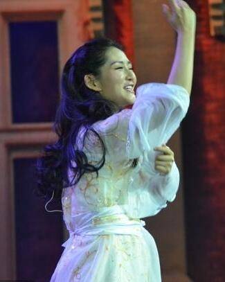 张杰频传出轨曝离婚，如今38岁谢娜疑怀二胎回击