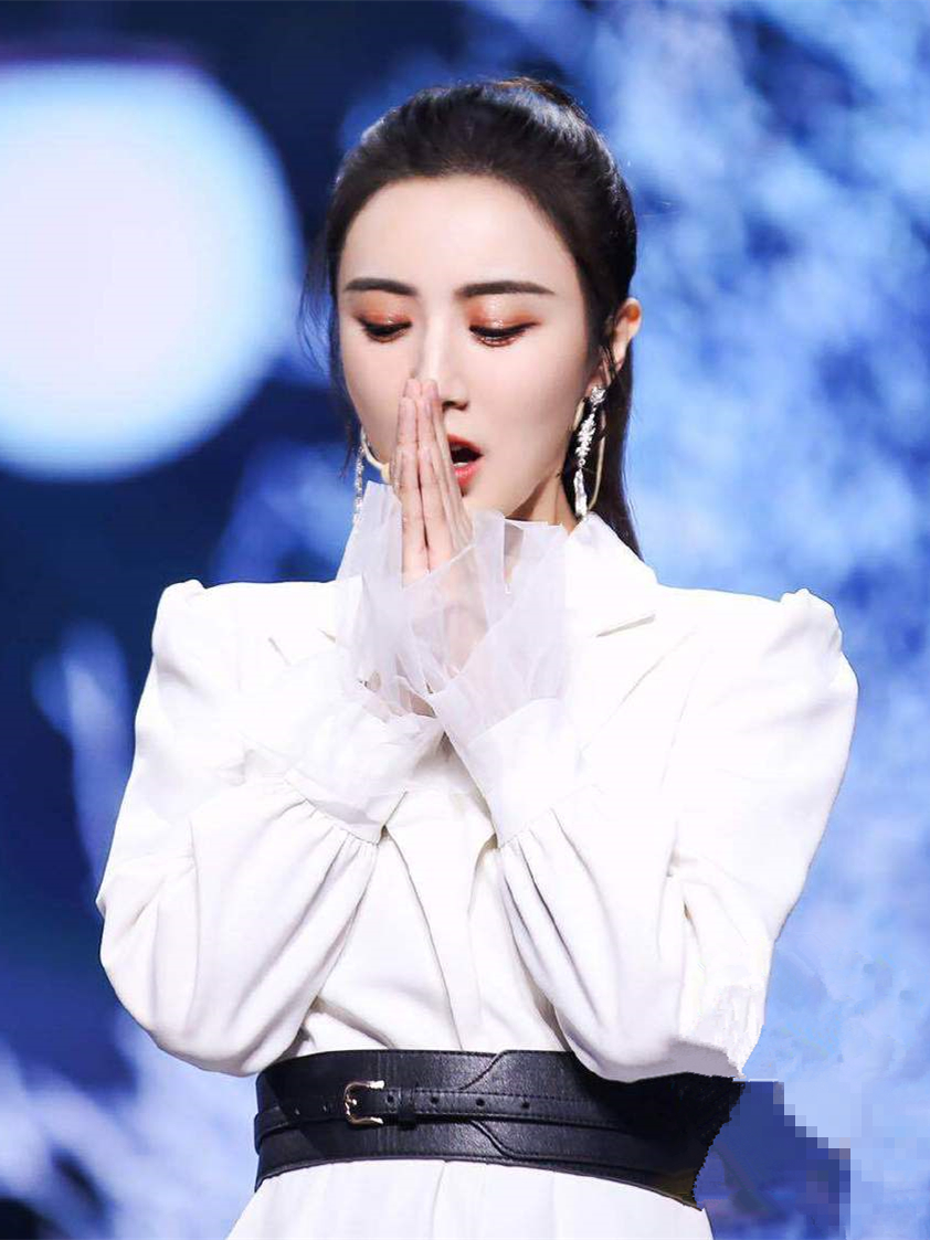 直播一姐薇娅跨界演小品白裙黑腰带简约大气颜值身材不逊明星