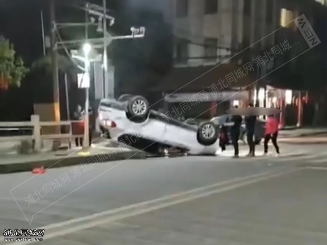 浦北东风桥两车激烈碰撞车祸现场!直接掀飞翻路中