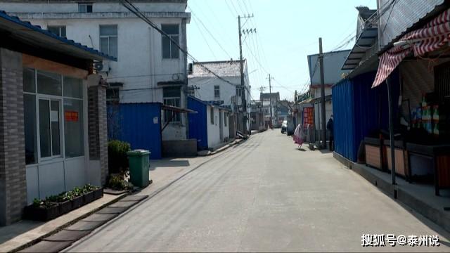 上午八点,泰州医药高新区寺巷街道大王社区党支部书记王长春带着社区