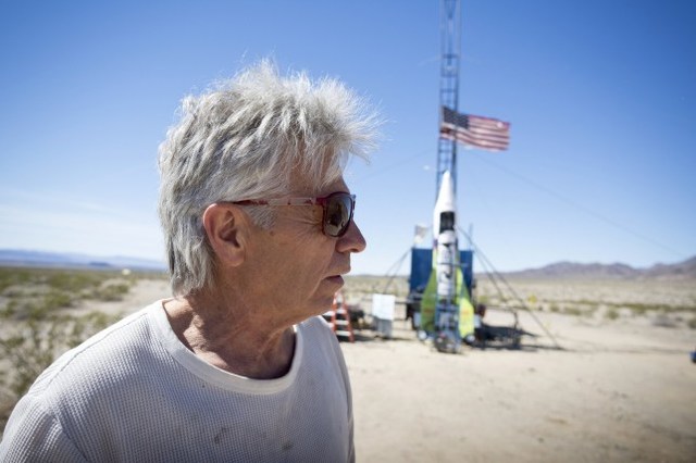 美国64岁男子欲证“地球是平的”，自制载人火箭升空，当场身亡