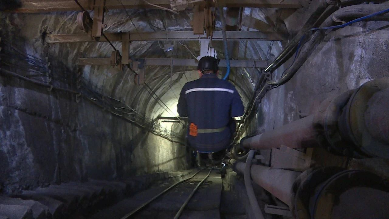 走进大湾西井和鑫峰煤矿,有关建设,施工,安全生产等工作正有序开展.