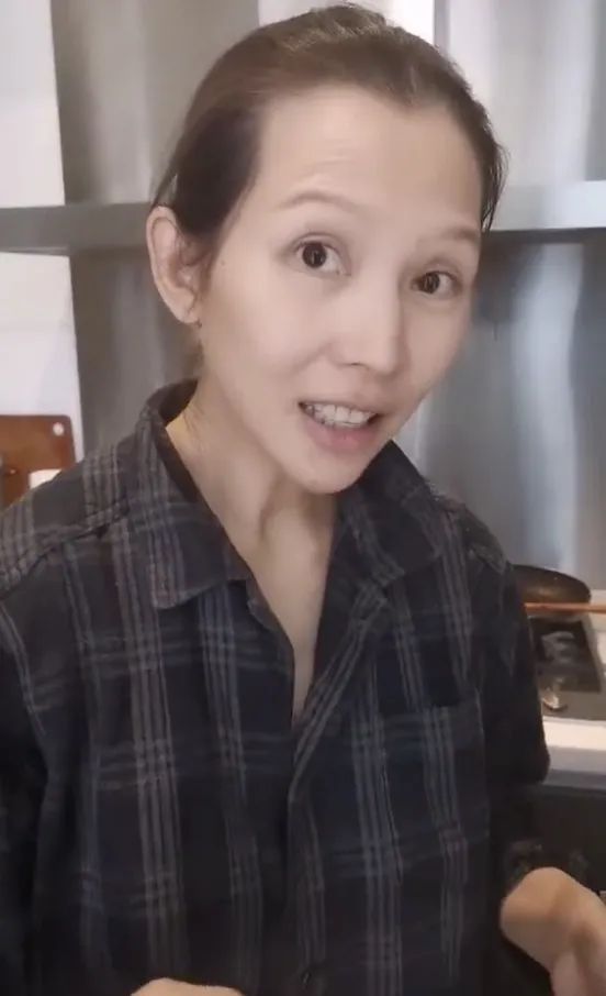 蔡少芬儿子过百日剃光头，网友：P上头发和张晋