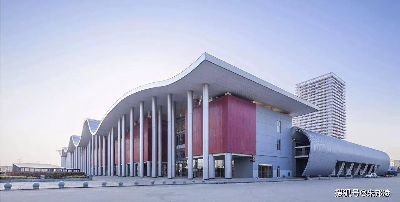 从小镇诗人到湖北首富：为武汉建9家应急医院，