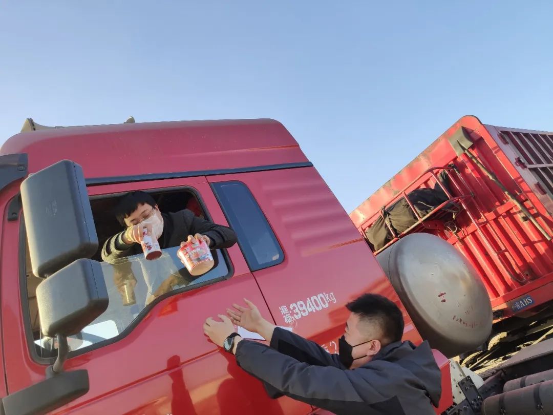 在管理和保障并举的措施下,货车司机们更加积极主动配合,支持镇罗镇的