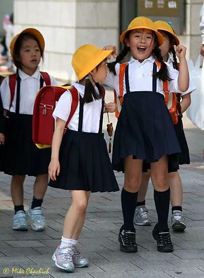 在世界各国的校服,也各有特色: 比如, 日本小学生: 而英国的校服