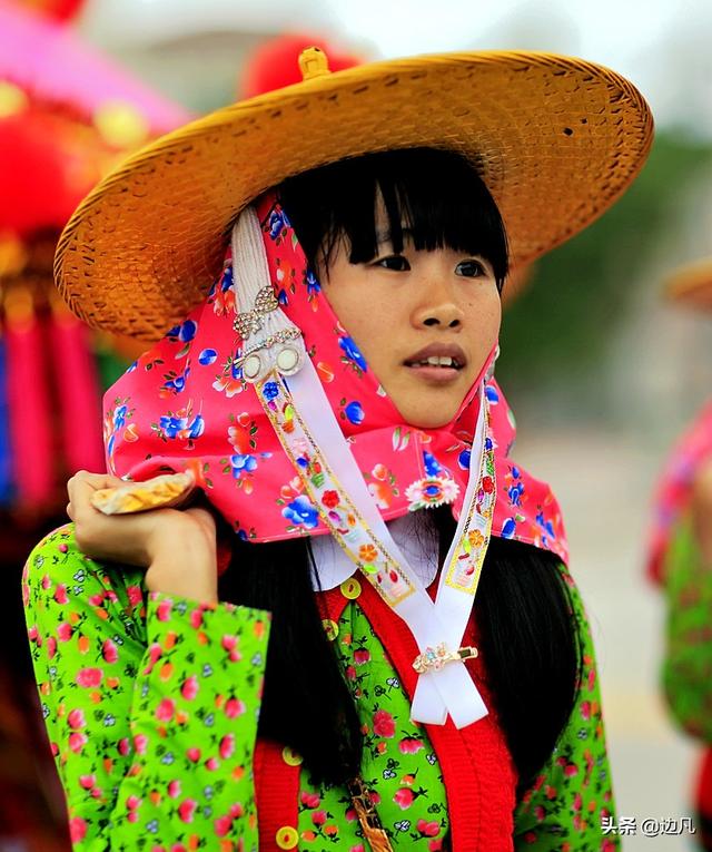 "黄斗笠"带给大家的不仅仅是一副副美丽的照片,更是万种风情的惠安女.