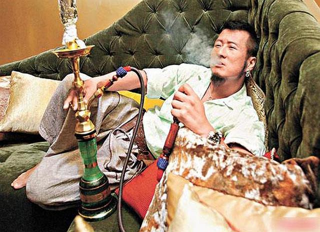 "太白金星"孙兴:14岁辍学,2次婚内出轨堕落吸毒,今地摊讨价
