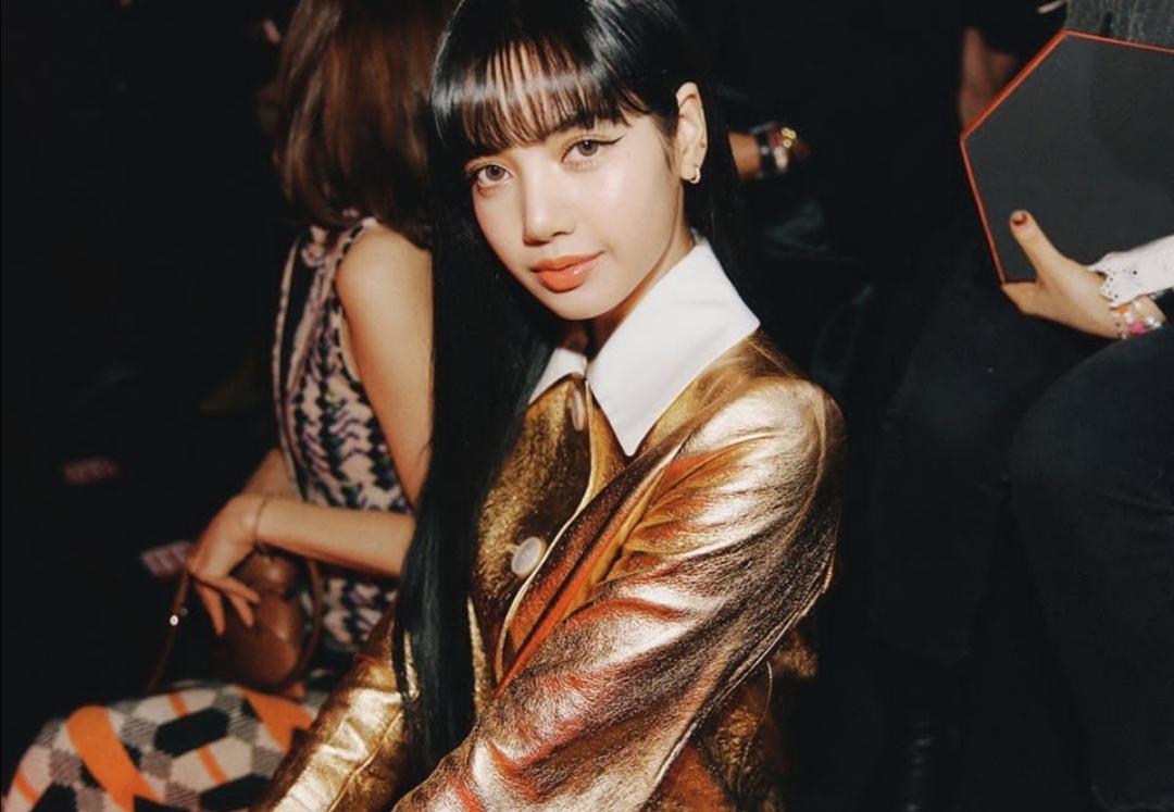 jennie嘟嘴卖萌甜死人lisa红唇长腿超冷艳ins新美照来袭