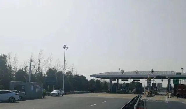 恢复通行后的s28启扬高速海安西收费站.钱筑泉摄
