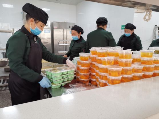 避免交叉感染,调整就餐方式 一是为降低食堂的人群聚集密度,暂停集中