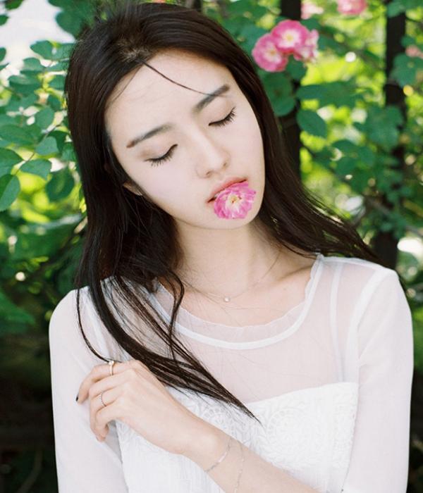 大眼清纯白嫩美女,甜美活力,青春洋溢笑容迷人