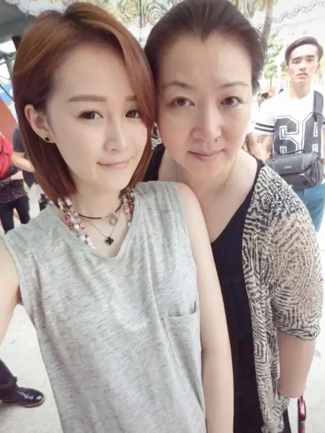 我们可以看到这张截图里面赵本山的妻子是和谢广坤在连麦,我们有些人