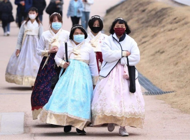 韩国一周激增800例确诊，主要在两个地区，买口罩出现百米长队