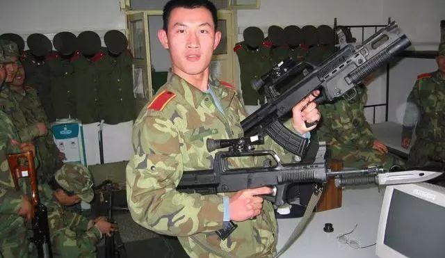 95式自动步枪改进后令人眼睛一亮解放军的特种兵用后都说好